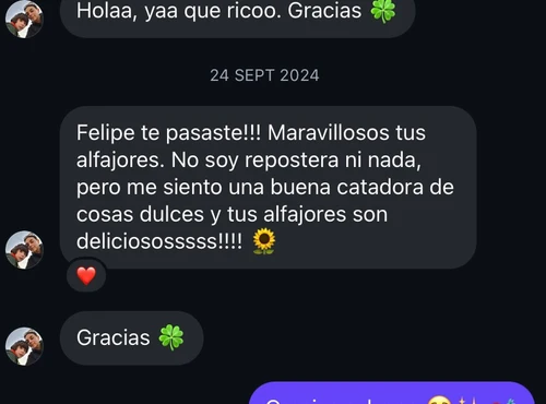 Mensaje real de clienta destacando el sabor y textura de los alfajores artesanales