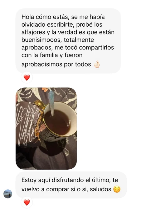 Opinión de clienta felicitando la calidad premium y presentación de los alfajores